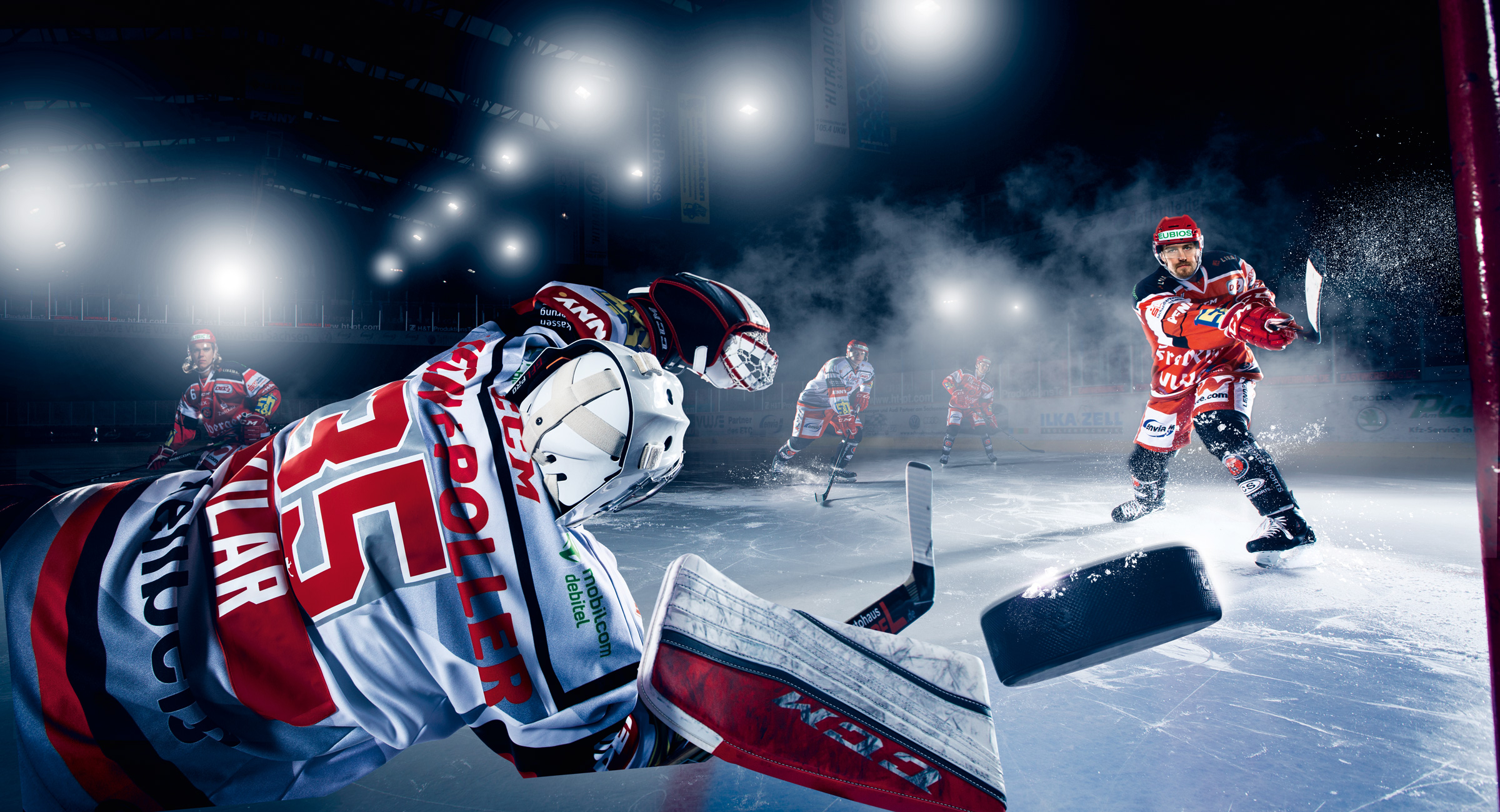 Eishockes Spielsituation aus Sicht des Torwarts. Ice Hockey game action in the point of view of the goalkeeper.