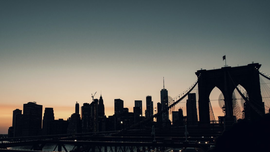 Brooklyn Bridge mit der Skyline von Downtown Manhattan im Sonnenuntergang. Brooklyn Bridge with the skyline of Downtown Manhattan in the sunset.