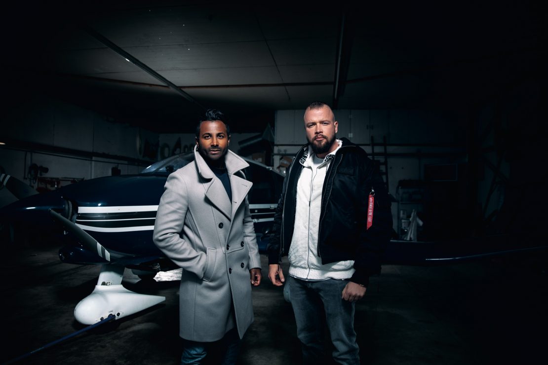 Motivationsspeaker Biyon und Deutschrapper Kollegah im Cover-Set von NOIRs Single Horspist. Motivational speaker Biyon and German rapper Kollegah in the cover set of NOIRs single Horspist.
